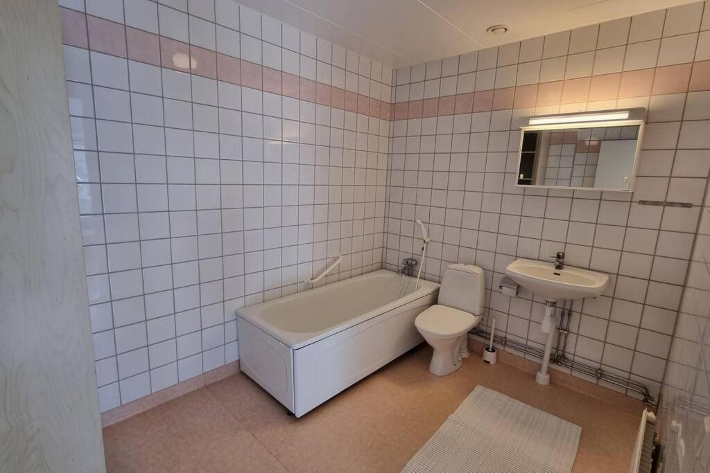 Trivsamt Parhus I Lugnt Omrade Inne I Tranas! Buitenkant foto