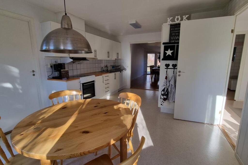 Trivsamt Parhus I Lugnt Omrade Inne I Tranas! Buitenkant foto