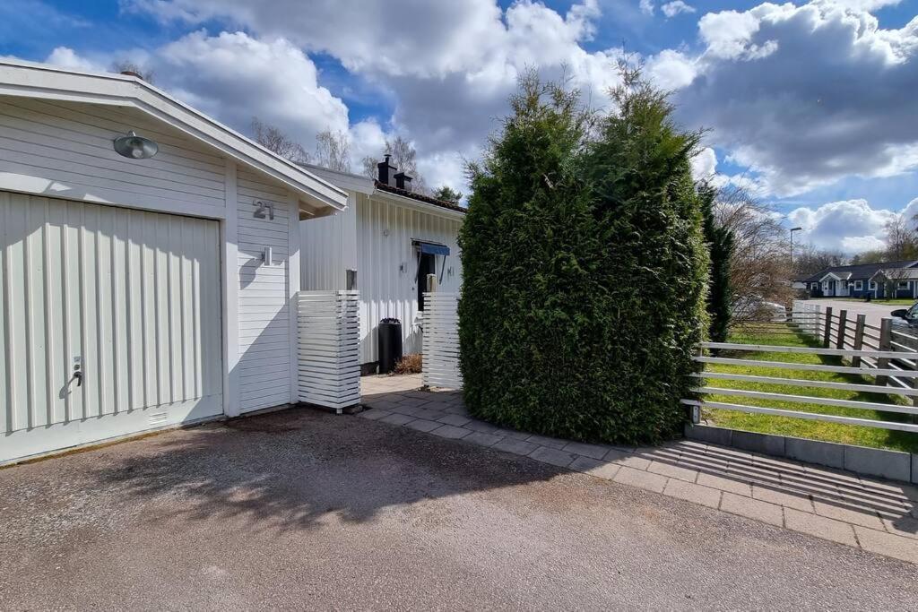 Trivsamt Parhus I Lugnt Omrade Inne I Tranas! Buitenkant foto