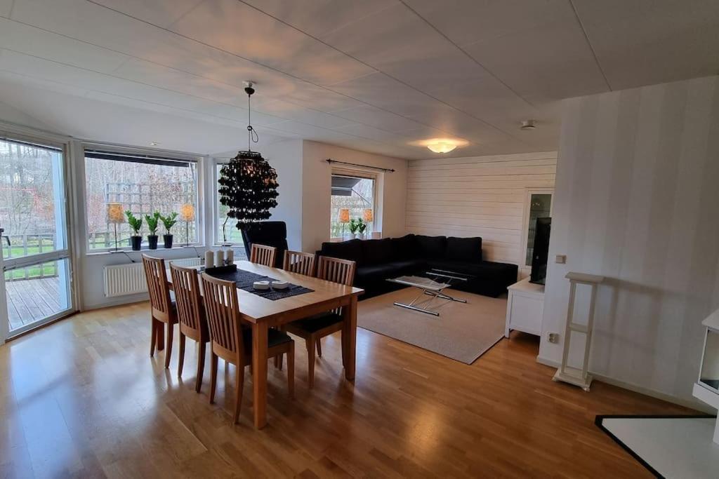 Trivsamt Parhus I Lugnt Omrade Inne I Tranas! Buitenkant foto