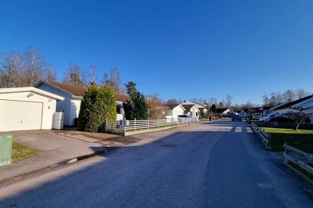 Trivsamt Parhus I Lugnt Omrade Inne I Tranas! Buitenkant foto